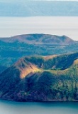 Vue sur le volcan et le lac taal