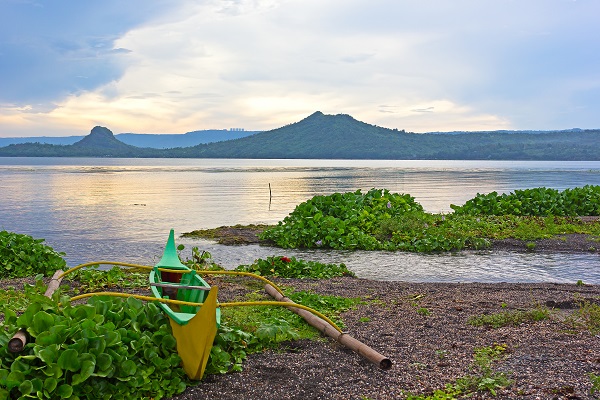 bangka sur le bord du lac taal