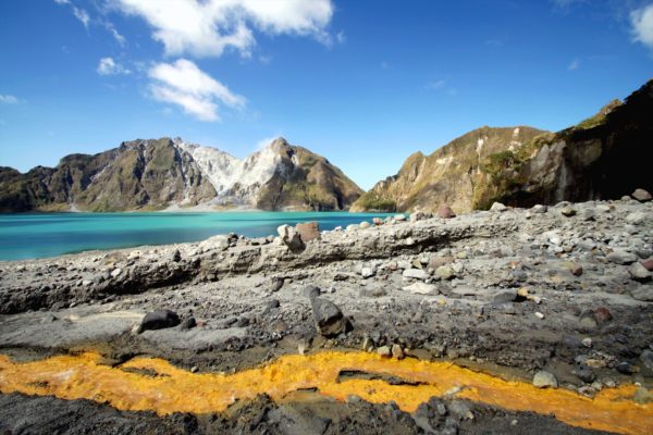 vue sur le lac au mont pinatubo