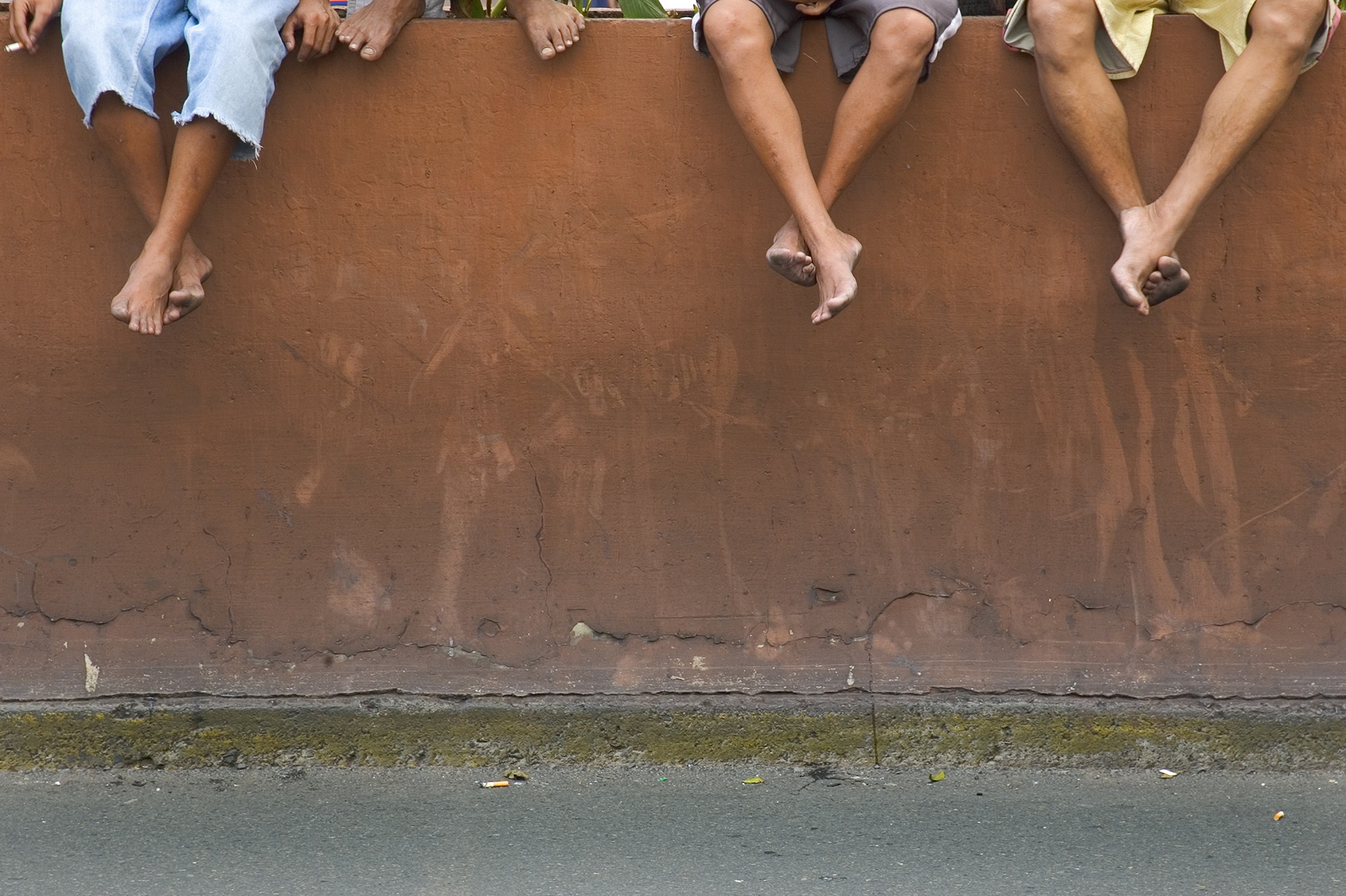 jambes et pieds sur un mur