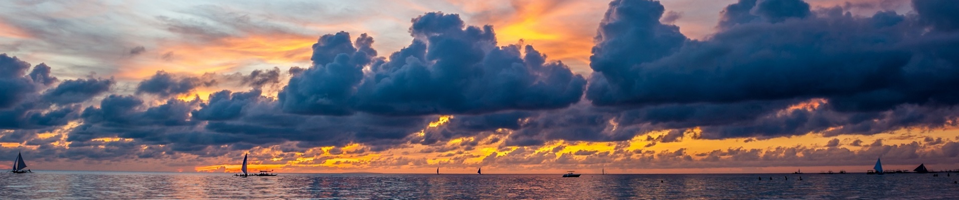 Plage au coucher de soleil aux philippines