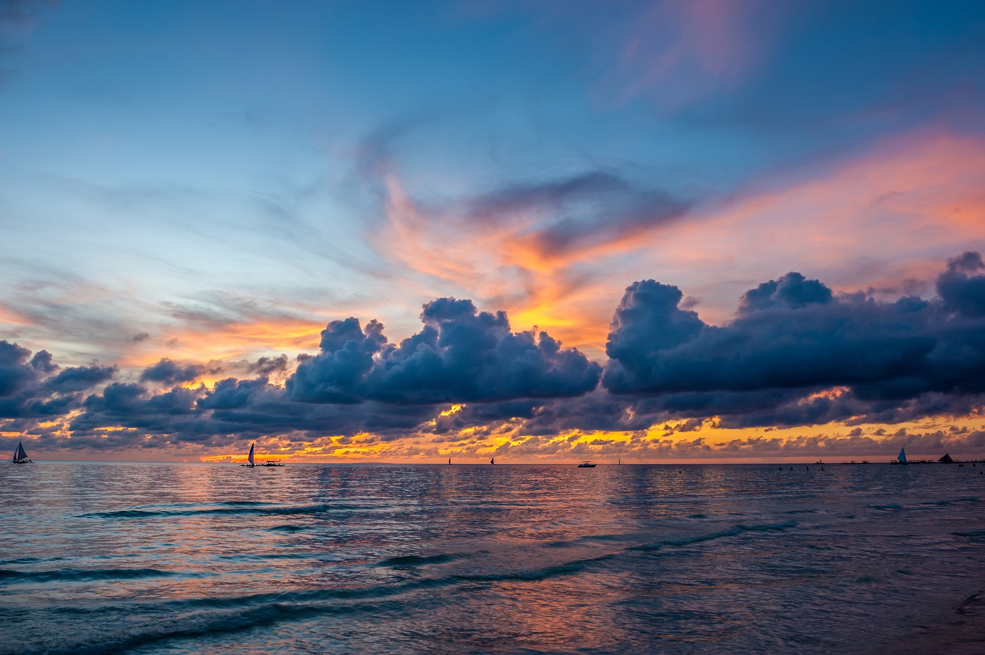 Plage au coucher de soleil aux philippines