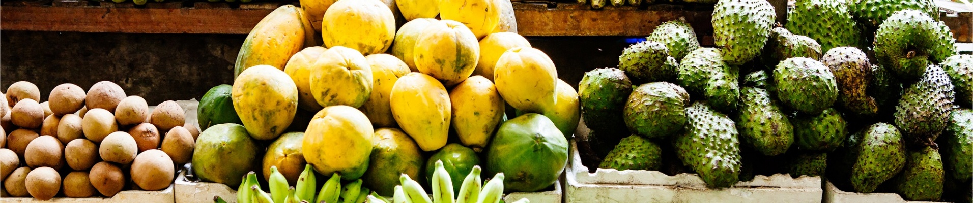 Fruits sur un stand de marché