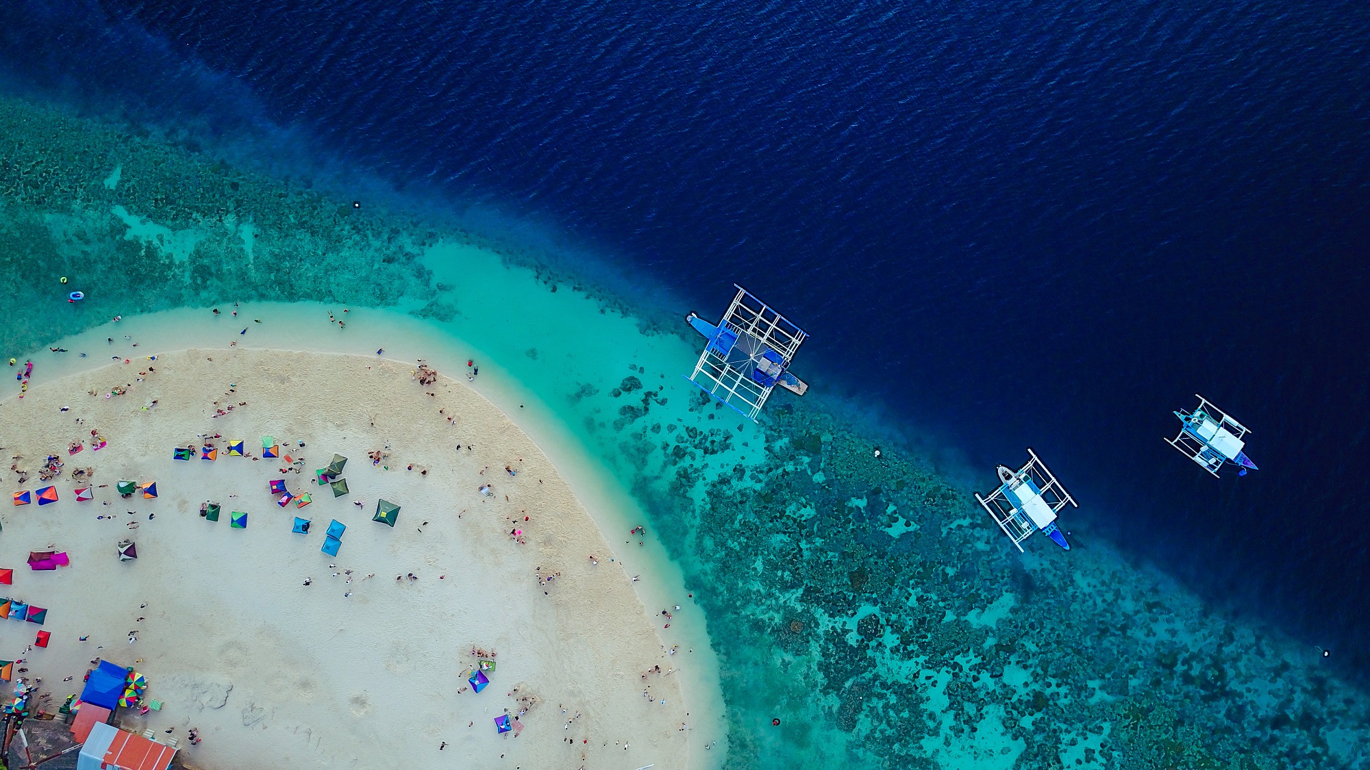 vue aérienne sur une plage des Philippines