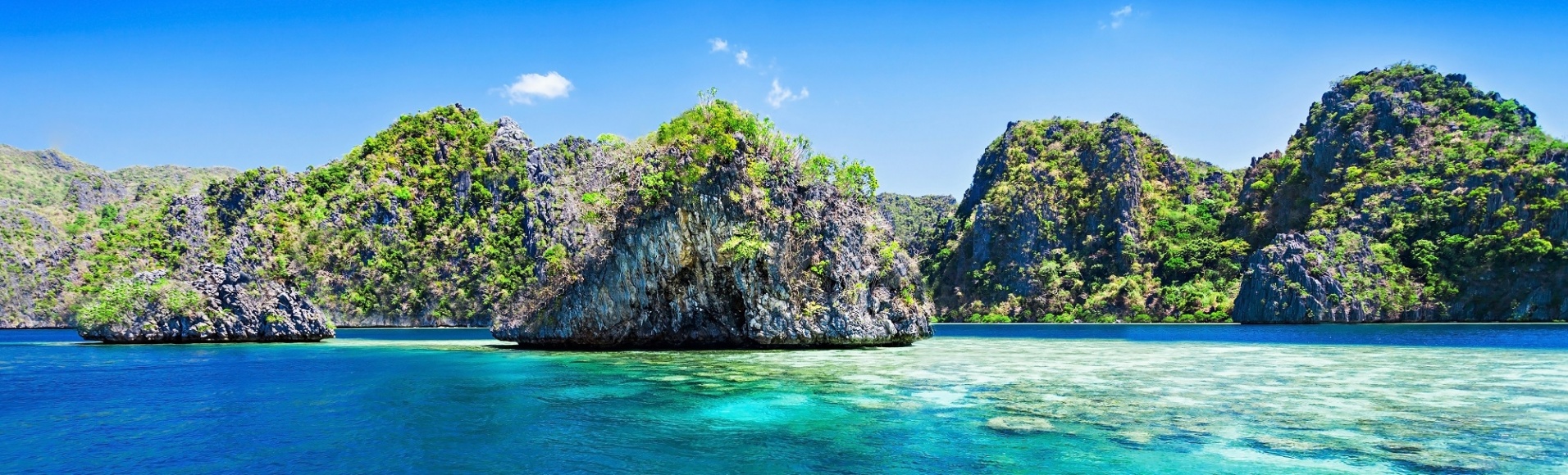 pains de sucre sur la mer bleu des Philippines