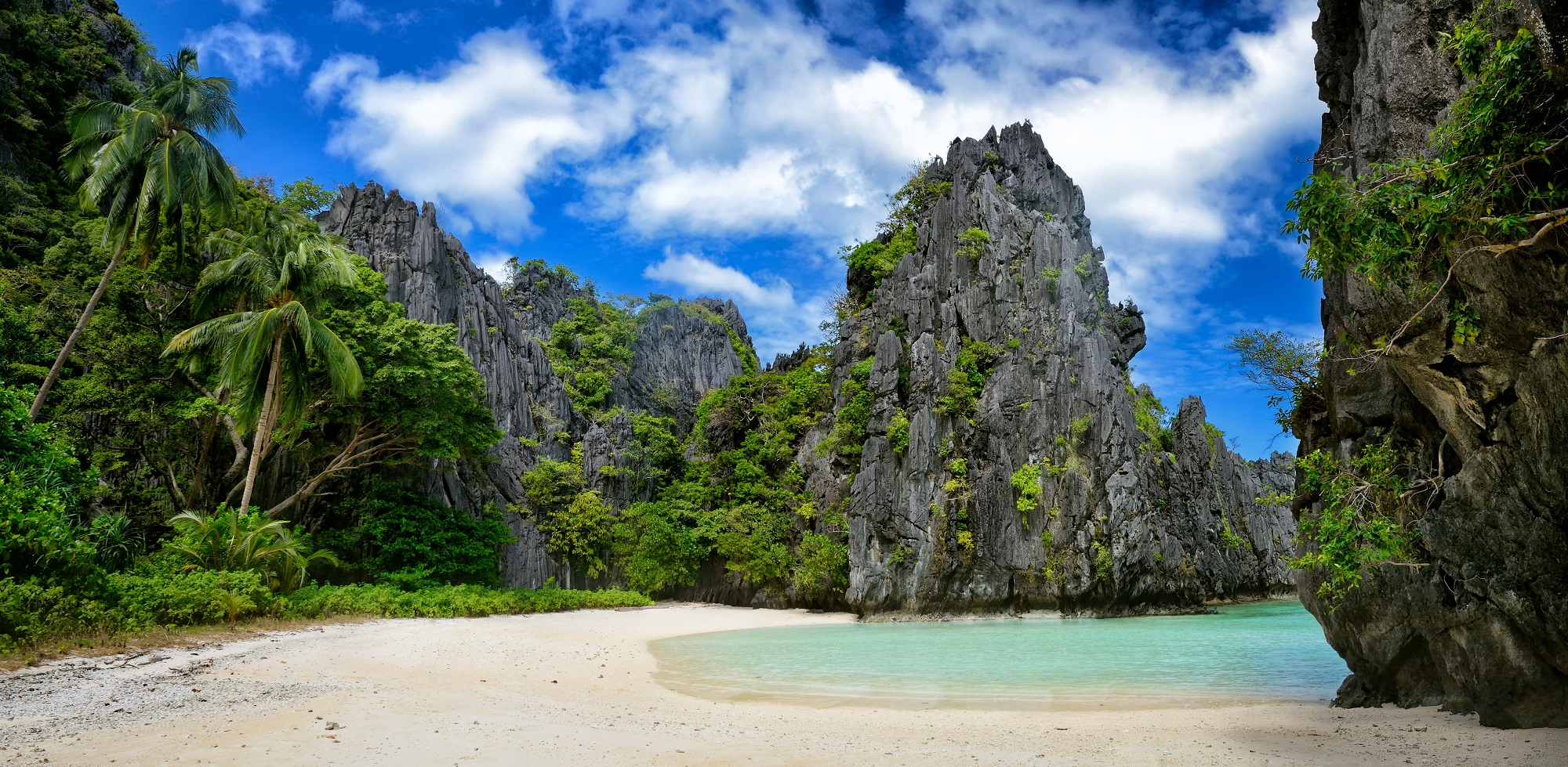 Plage sauvage et pain de sucre vers El Nido