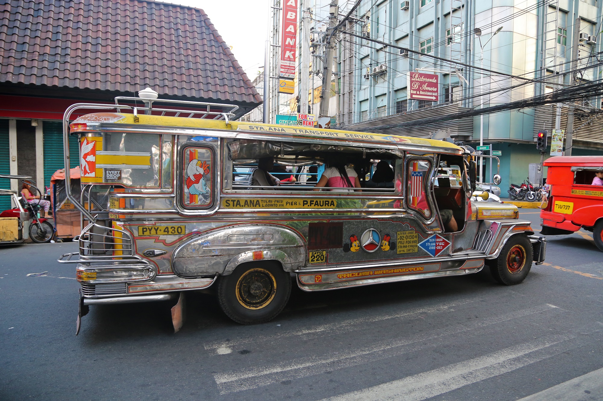 Jeepney colorée de Manille
