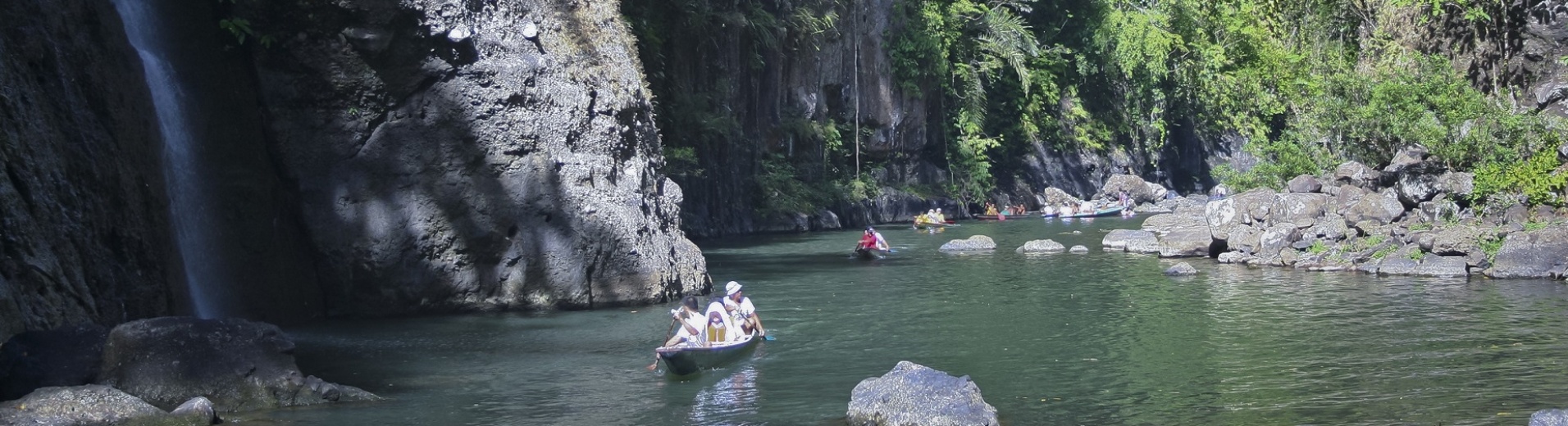 bateau voguant près des chutes de Pagsanjan