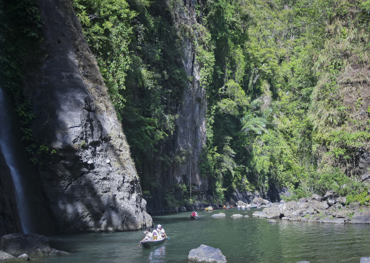 bateau voguant près des chutes de Pagsanjan