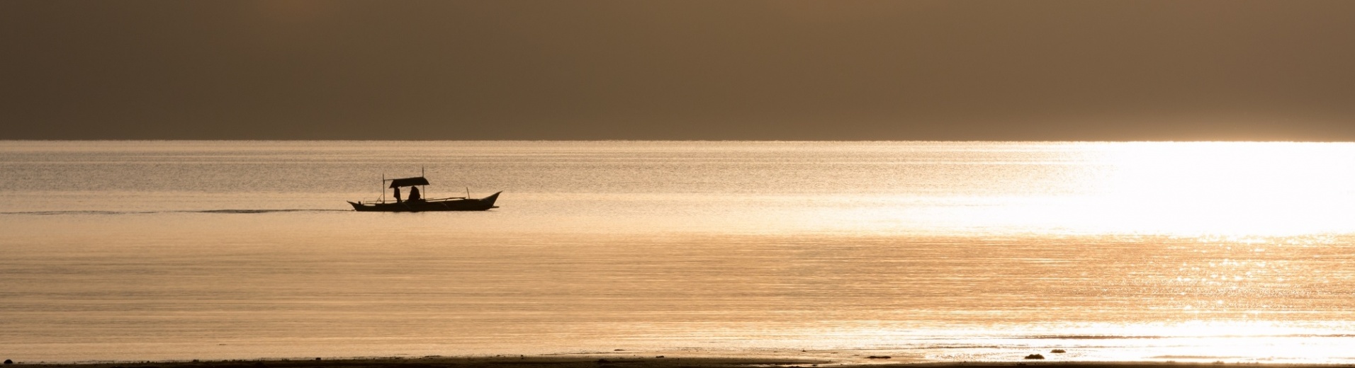 Bateau sur les eaux de Siquijor island au coucher du soleil