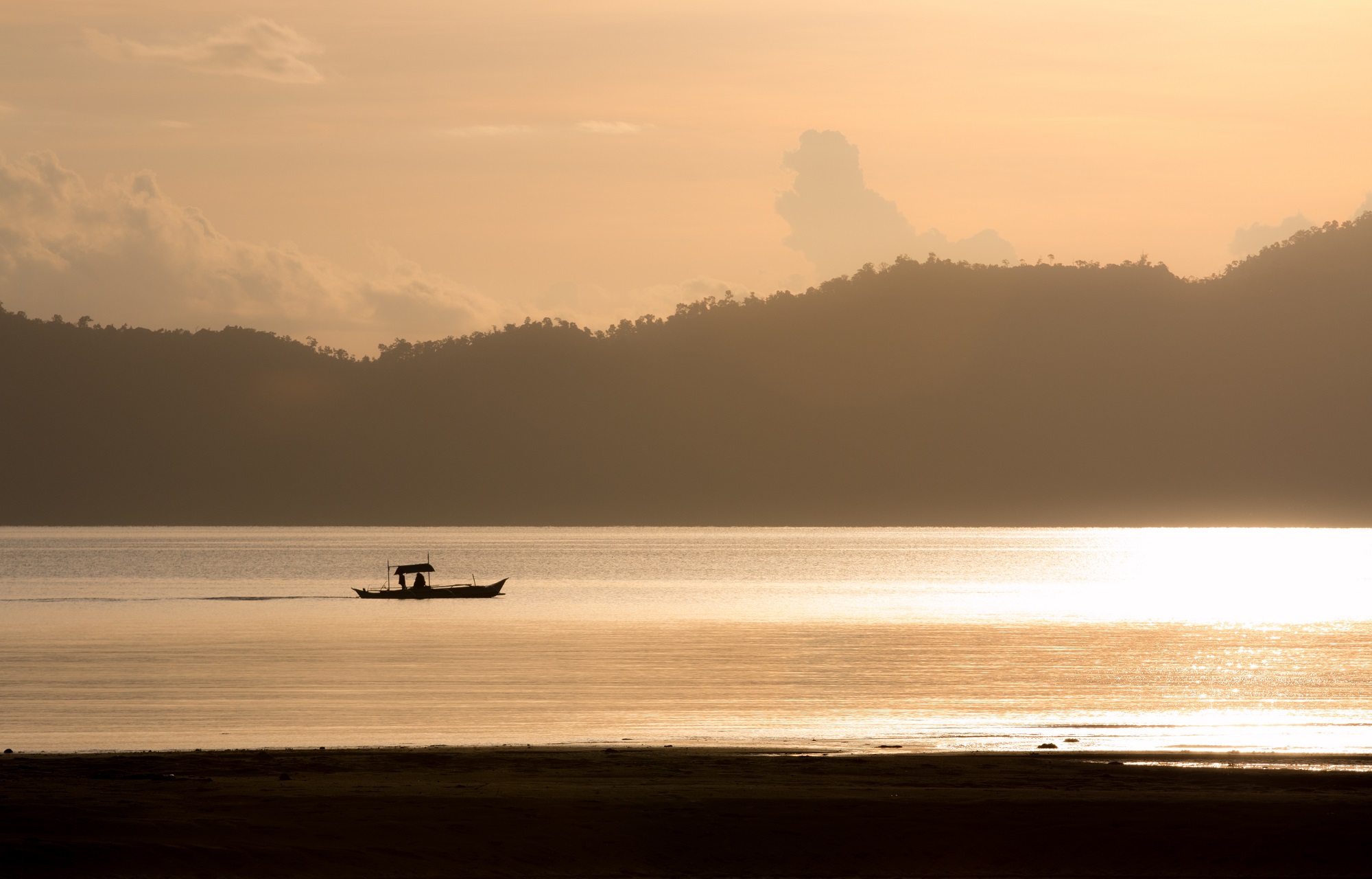 Bateau sur les eaux de Siquijor island au coucher du soleil