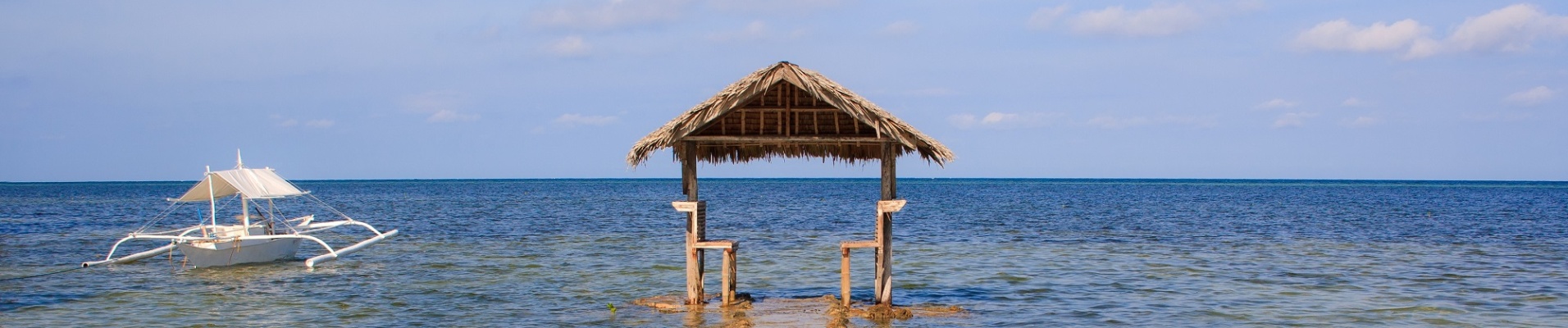 maisonnette et bangka sur la mer