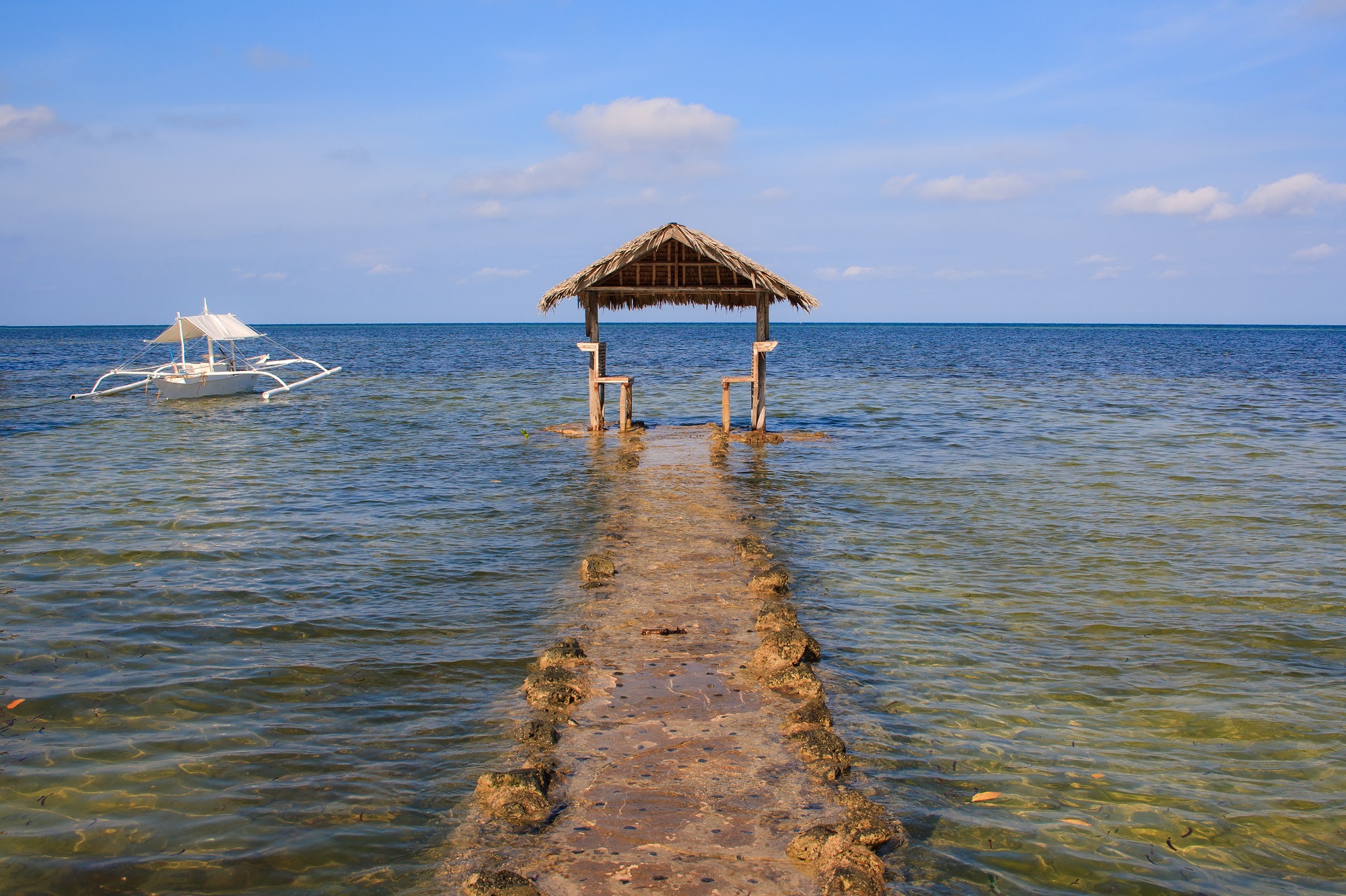 maisonnette et bangka sur la mer