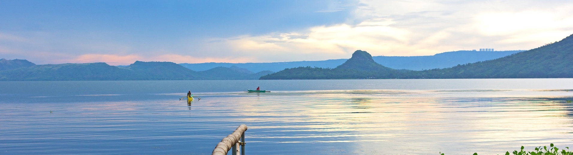 Lac Taal avec un pêcheur au lever du soleil