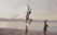 Enfants qui jouent avec un chien sur la plage