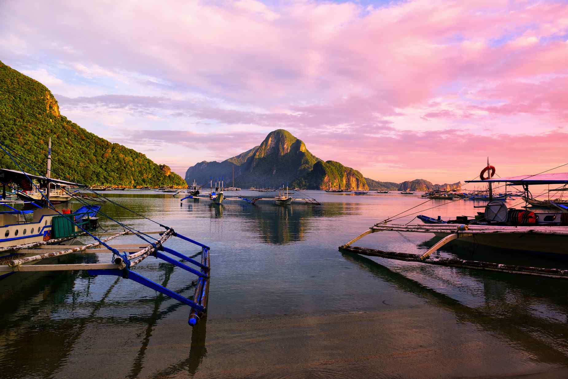 Plage à El Nido au coucher du soleil